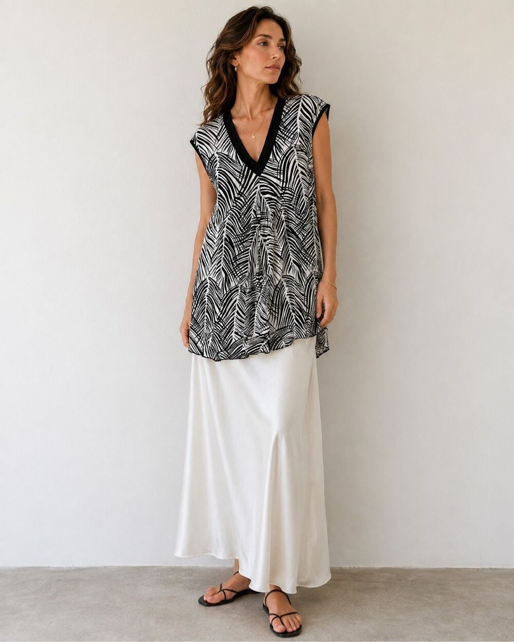 Chris Line Casual Black White Abstract Palm Print V Neck Tunic Top Size L